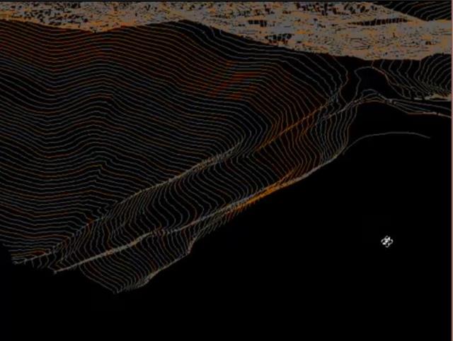 Permite interpolar 2 curvas de nivel generando entre ellas un número de curvas indicado por el propio usuario. También permite aligerar las curvas resultantes eliminando vértices intermedios innecesarios.